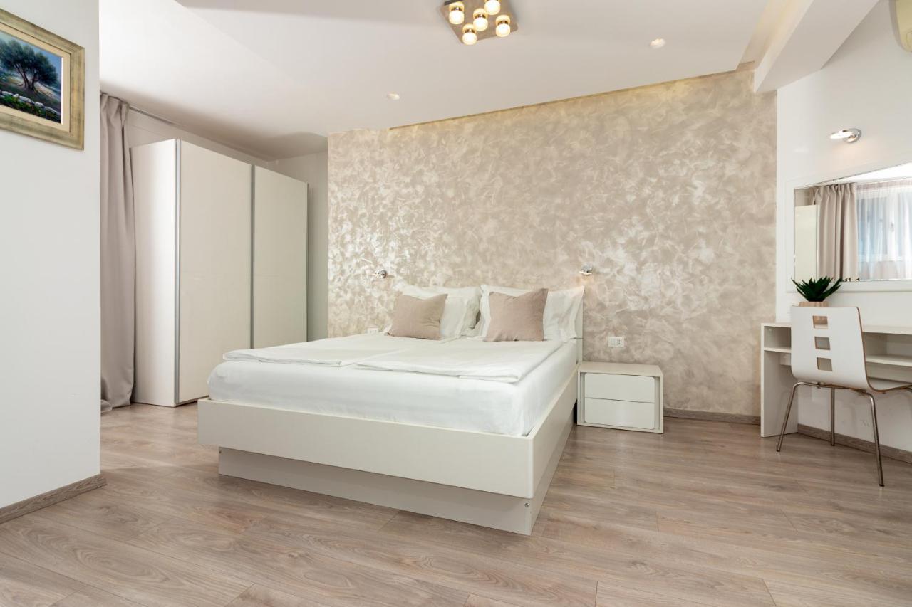 Apartments Lovret Flowers Split Bagian luar foto